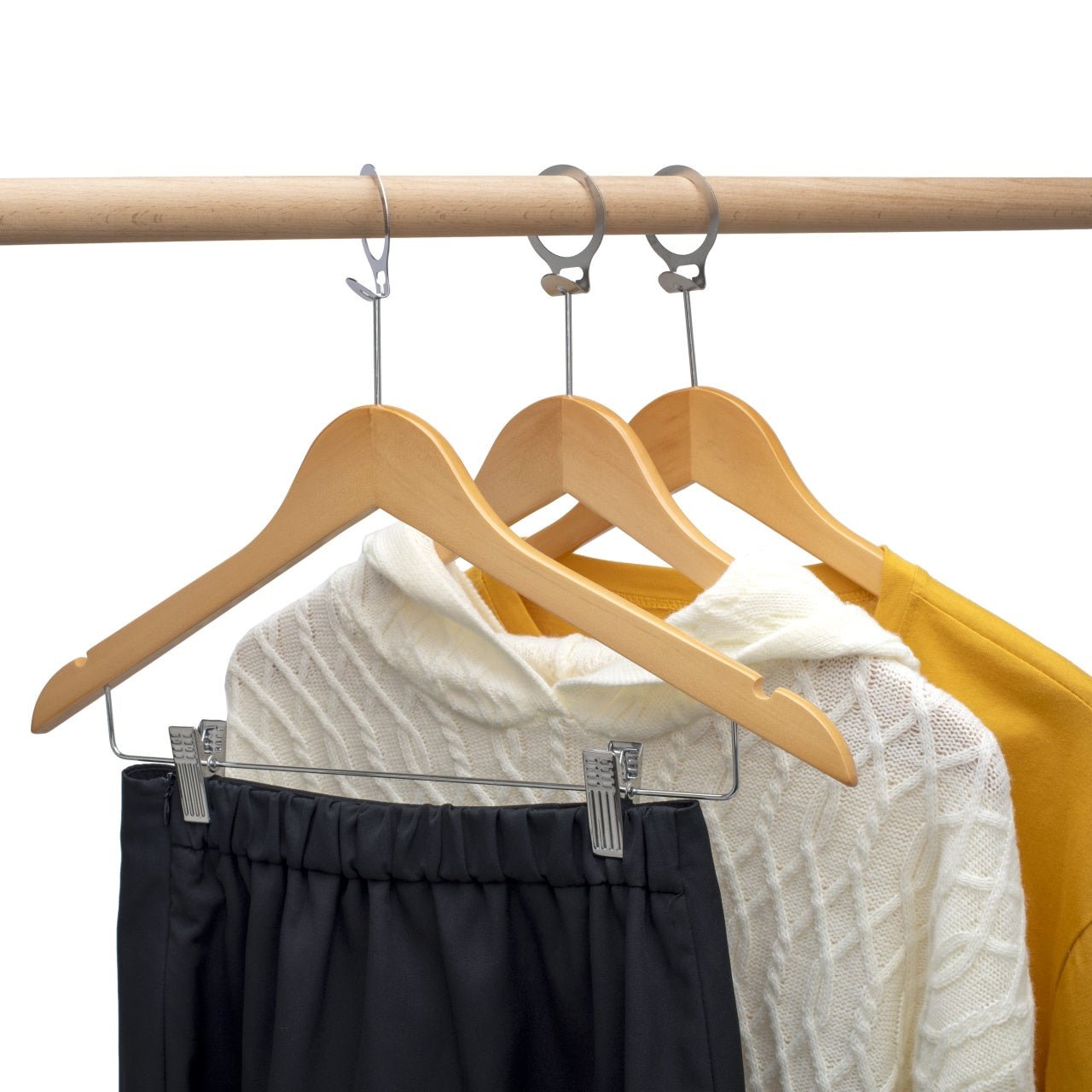 Umeraș hotelier din lemn natur cu cârlig antifurt și clipsuri metalice – ideal pentru cămăși, bluze, pantaloni, tricouri și rochii - HUMERO